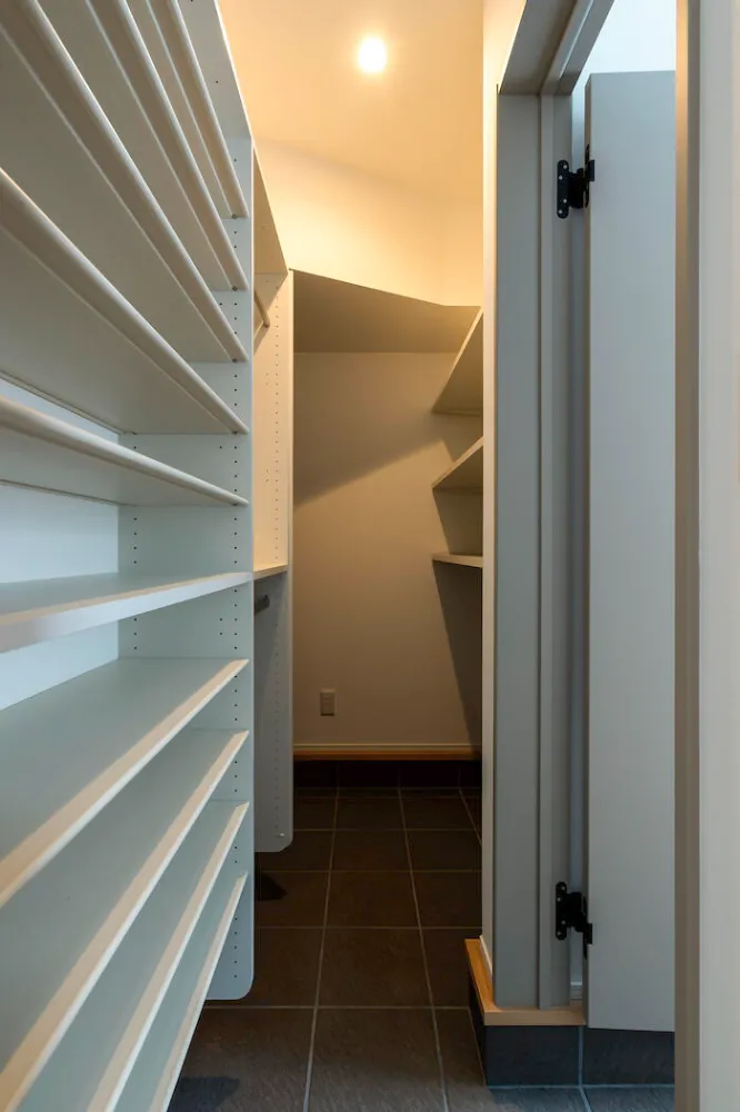 光と木が心地いい平屋風の家