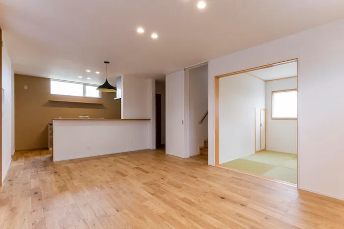 余白をつなぐ土間のある家