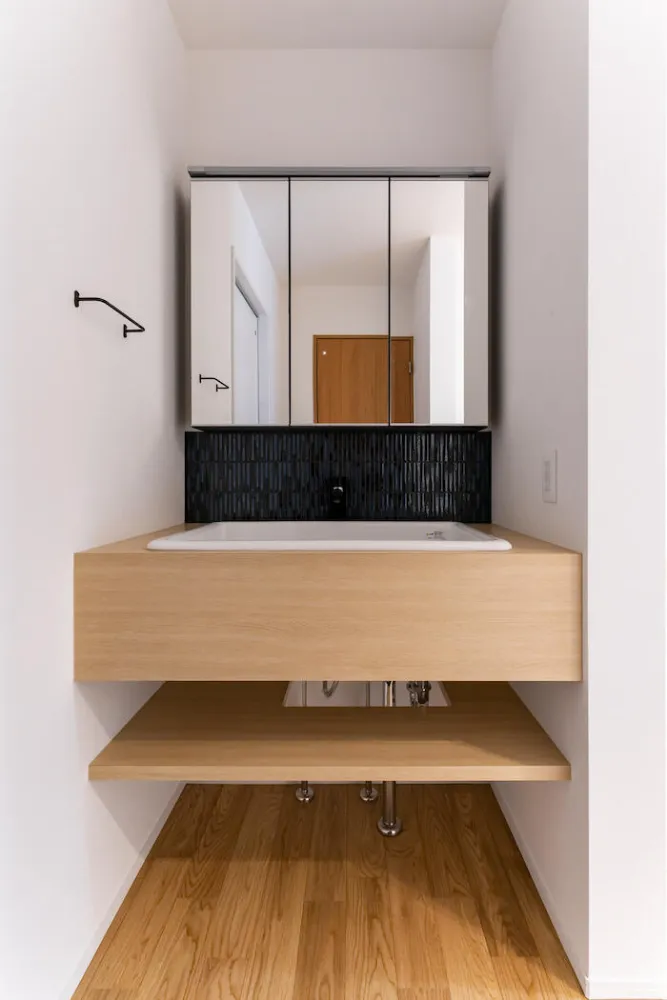 余白をつなぐ土間のある家