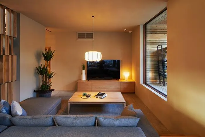 杜に佇むテラスと薪ストーブの家