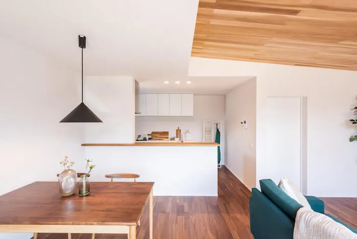 家族の歩みをつつむ勾配天井の家