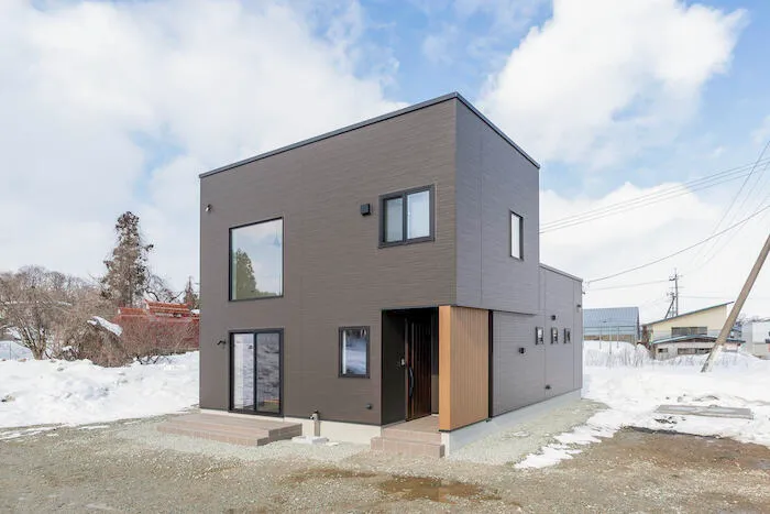 光と木が心地いい平屋風の家