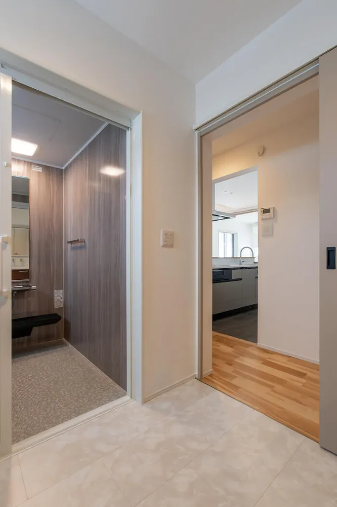 光と木が心地いい平屋風の家