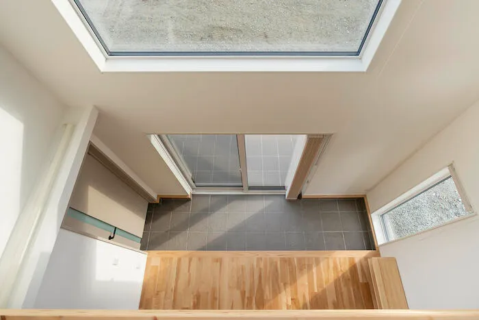 光と木が心地いい平屋風の家