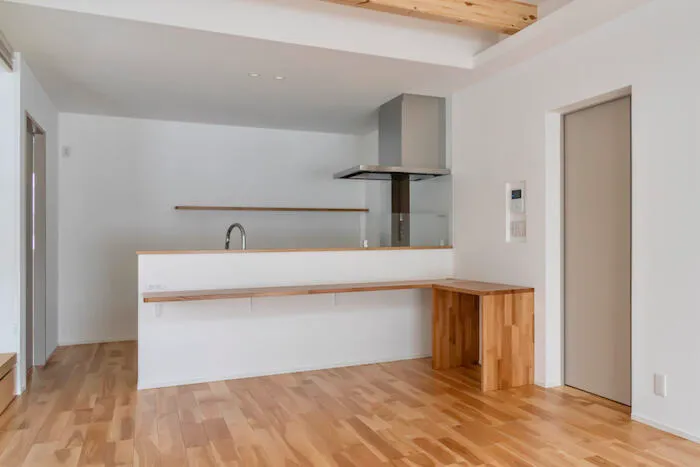 光と木が心地いい平屋風の家