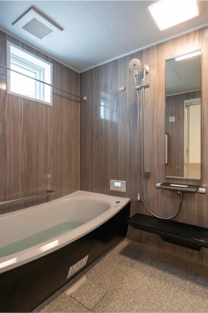 光と木が心地いい平屋風の家