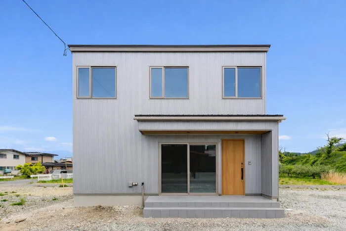 余白をつなぐ土間のある家