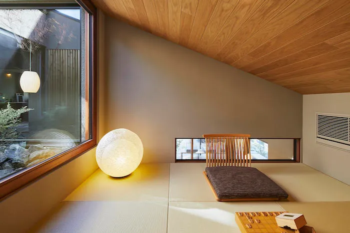 杜に佇むテラスと薪ストーブの家