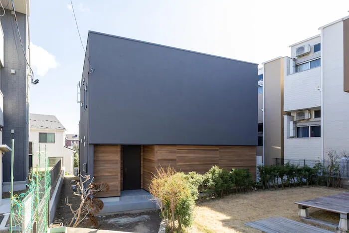 中庭をめぐり余白を味わう家