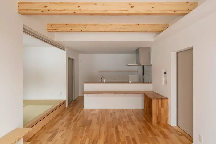 光と木が心地いい平屋風の家