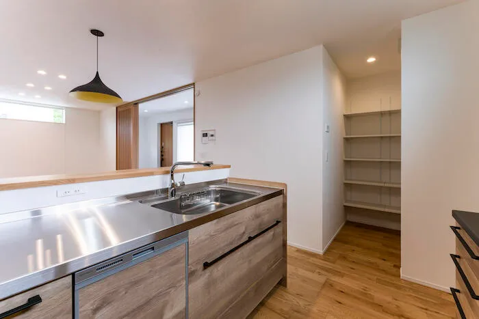 余白をつなぐ土間のある家