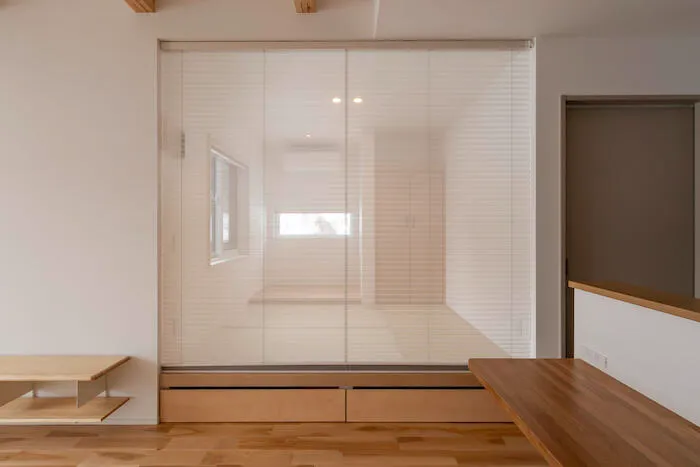 光と木が心地いい平屋風の家