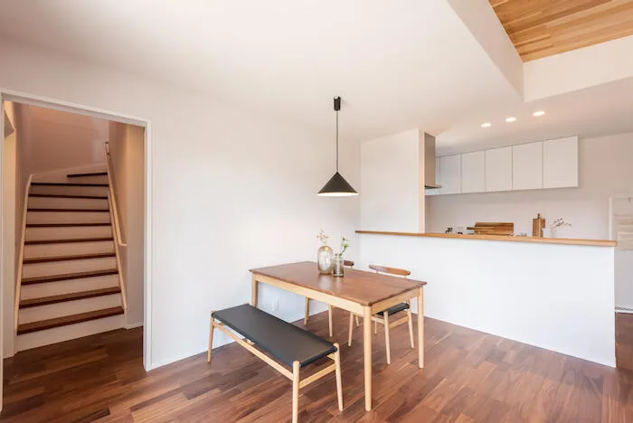 家族の歩みをつつむ勾配天井の家