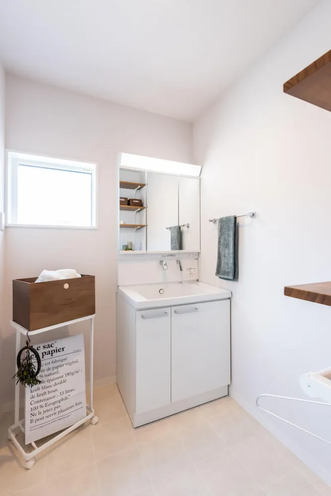 家族の歩みをつつむ勾配天井の家