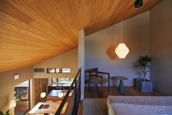 杜に佇むテラスと薪ストーブの家