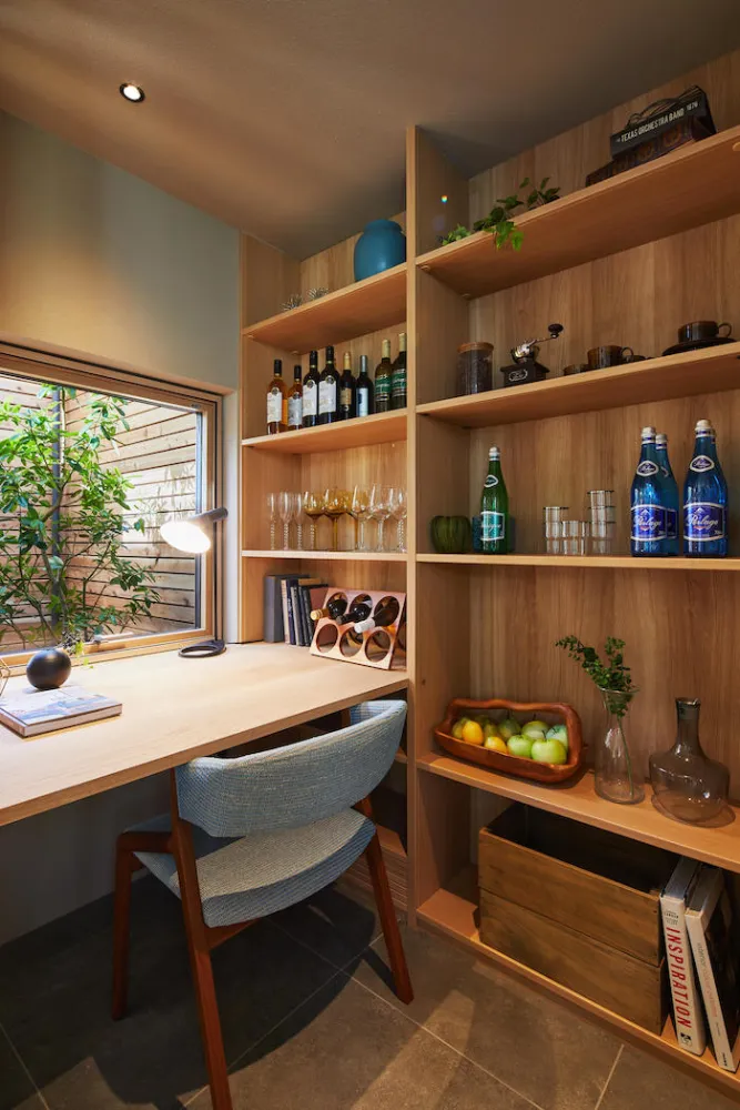 杜に佇むテラスと薪ストーブの家