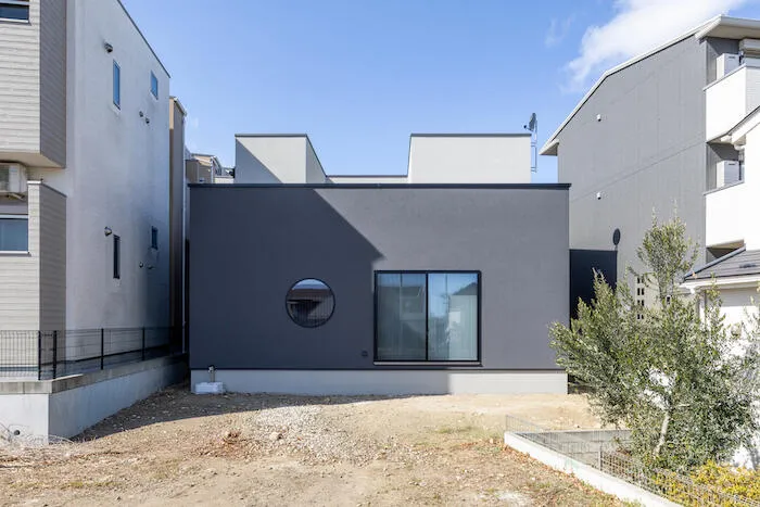 中庭をめぐり余白を味わう家