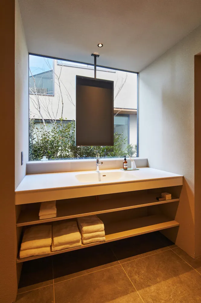 杜に佇むテラスと薪ストーブの家