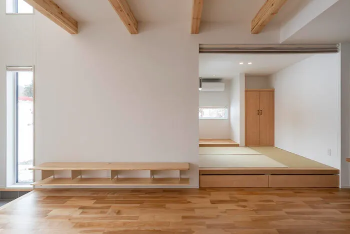 光と木が心地いい平屋風の家