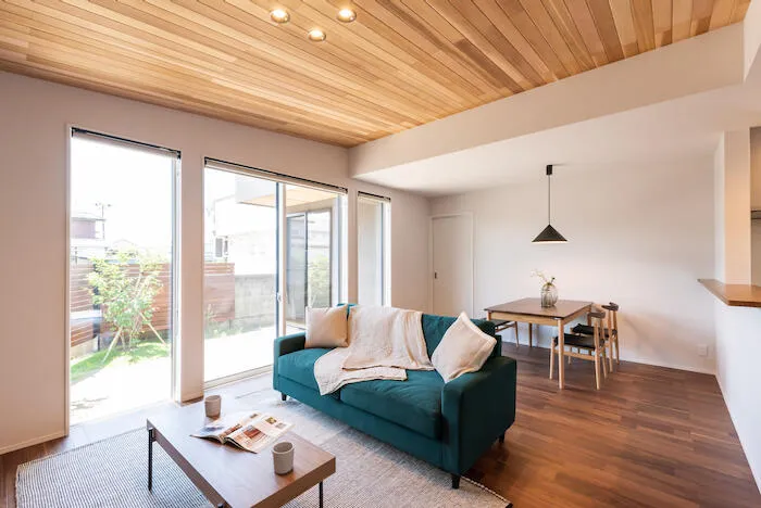 家族の歩みをつつむ勾配天井の家