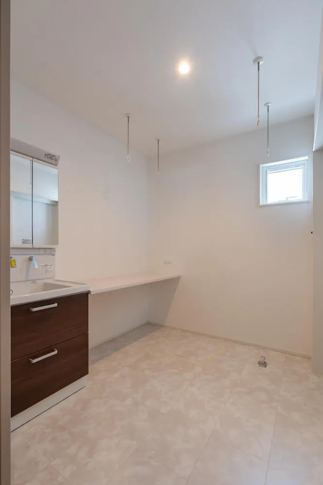 光と木が心地いい平屋風の家