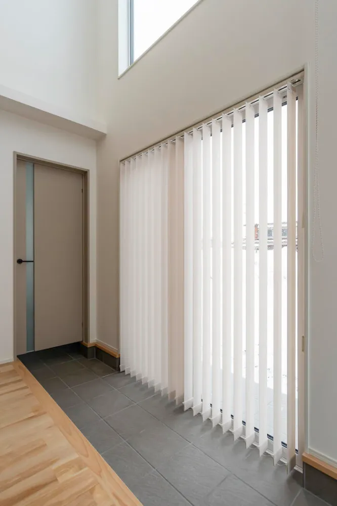 光と木が心地いい平屋風の家