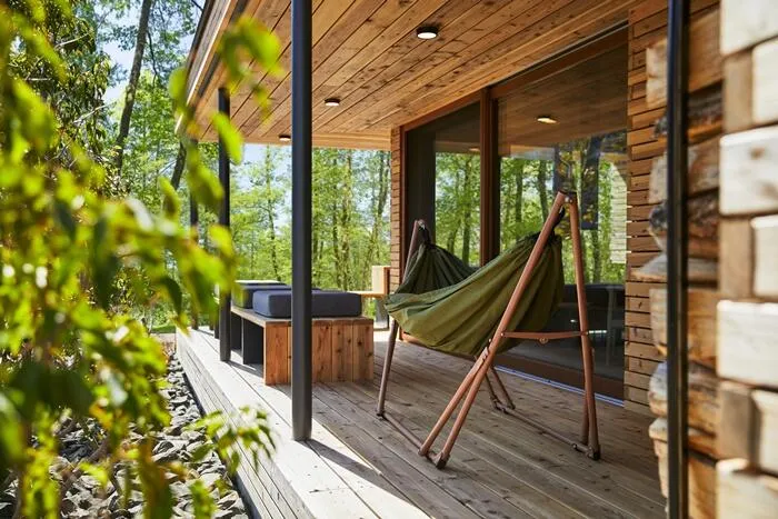 杜に佇むテラスと薪ストーブの家