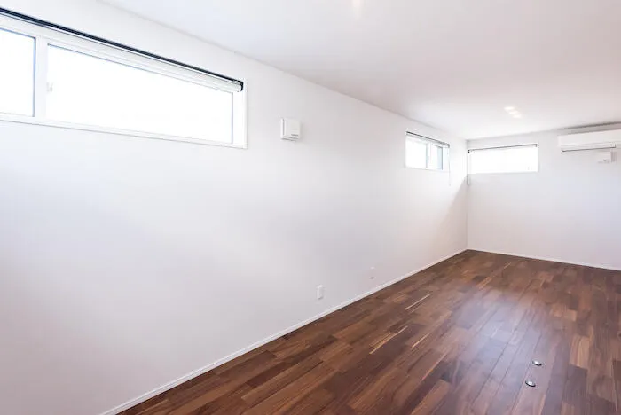 家族の歩みをつつむ勾配天井の家