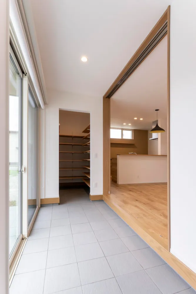 余白をつなぐ土間のある家