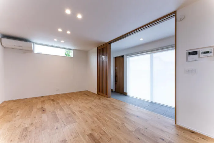 余白をつなぐ土間のある家