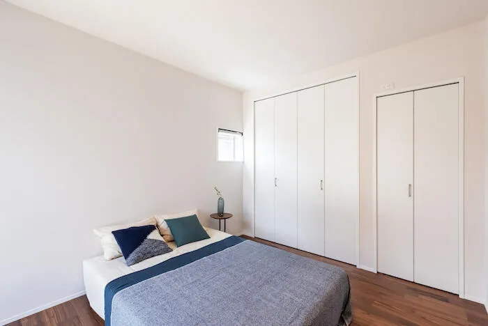 家族の歩みをつつむ勾配天井の家