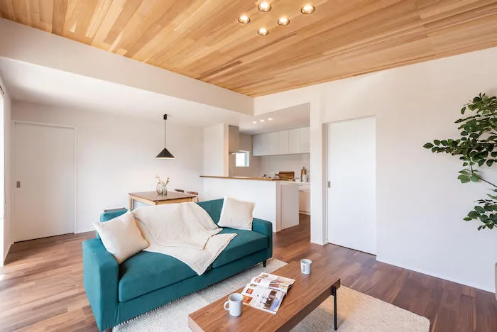 家族の歩みをつつむ勾配天井の家