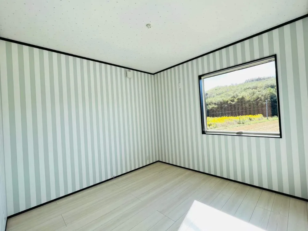 ブルーの破風が印象的な平屋のお家