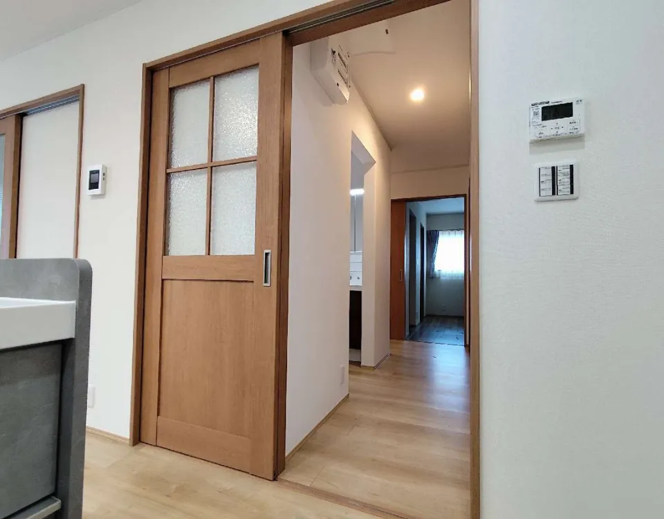 LDKからも寝室からも。生活の中心に「水回り」を据えたストレスフリーな平屋