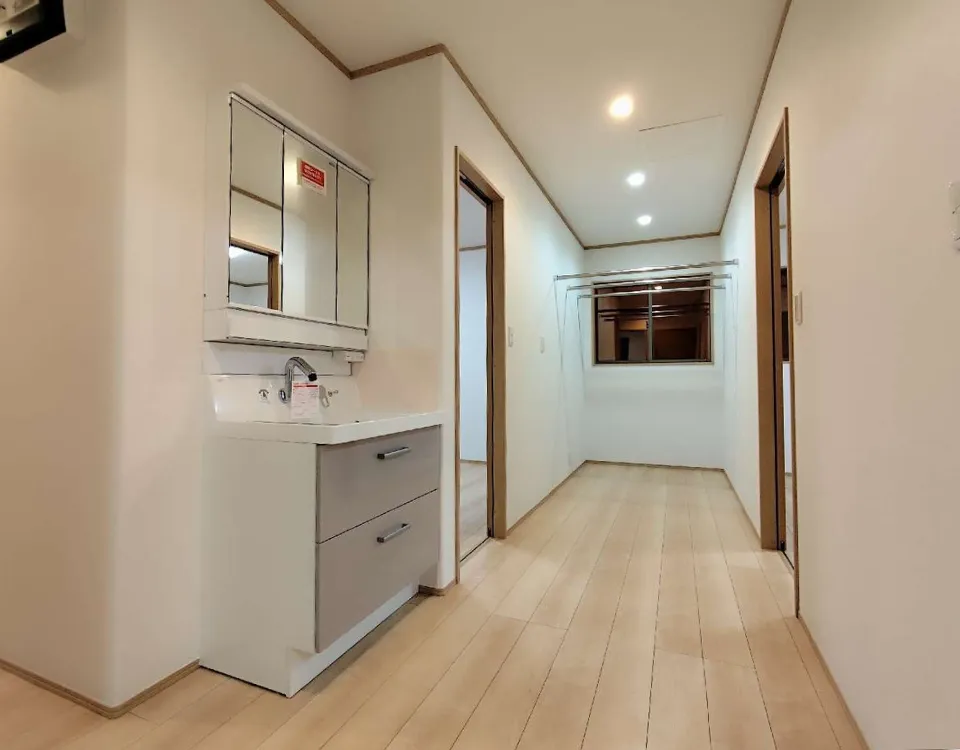 キッチン直結の納戸と広々土間収納で、 日々の暮らしも季節の片付けも楽になる 家