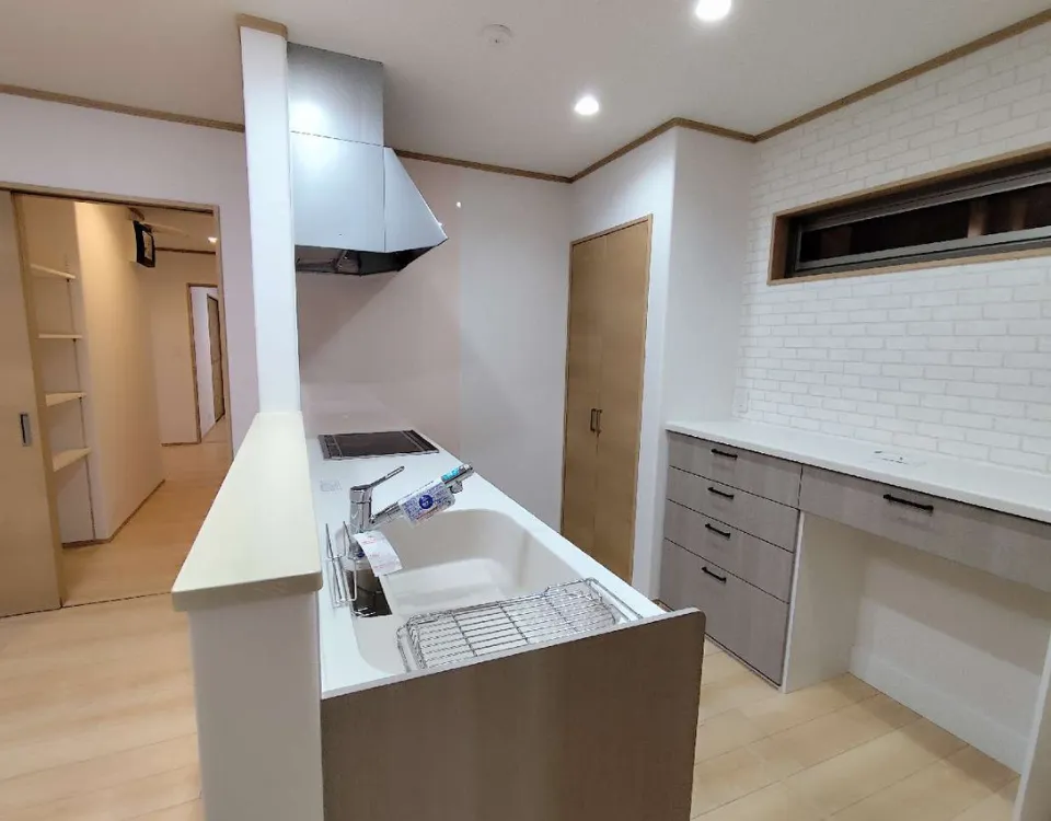 キッチン直結の納戸と広々土間収納で、 日々の暮らしも季節の片付けも楽になる 家