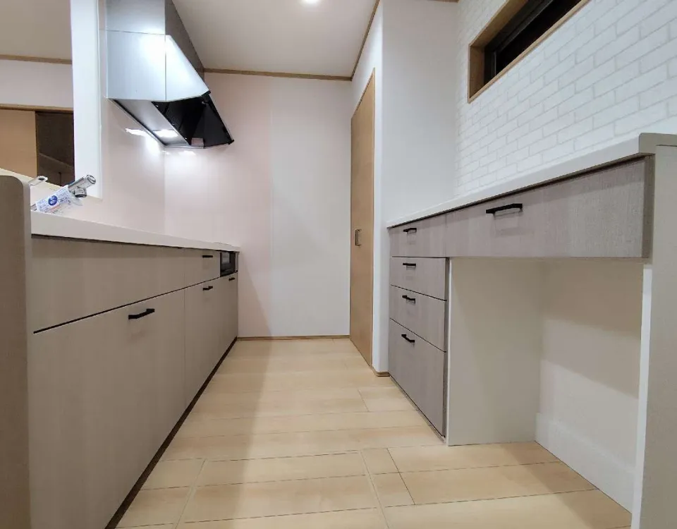 キッチン直結の納戸と広々土間収納で、 日々の暮らしも季節の片付けも楽になる 家