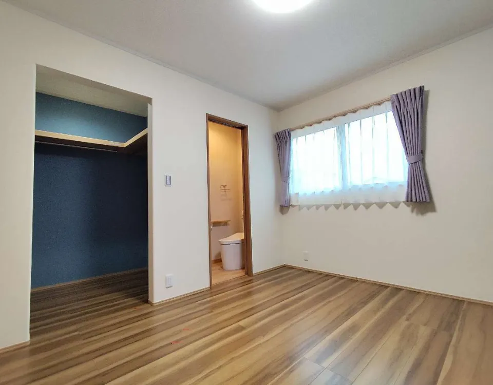 LDKからも寝室からも。生活の中心に「水回り」を据えたストレスフリーな平屋