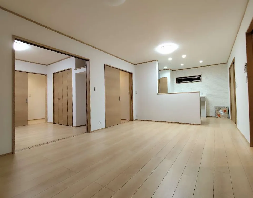 キッチン直結の納戸と広々土間収納で、 日々の暮らしも季節の片付けも楽になる 家