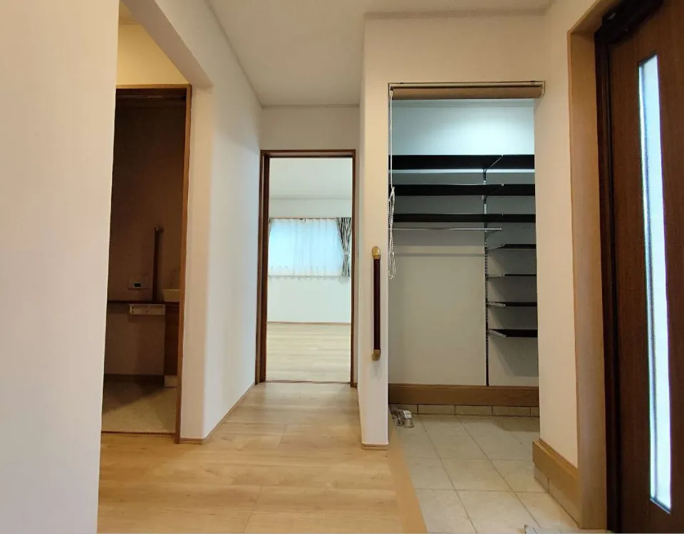 LDKからも寝室からも。生活の中心に「水回り」を据えたストレスフリーな平屋