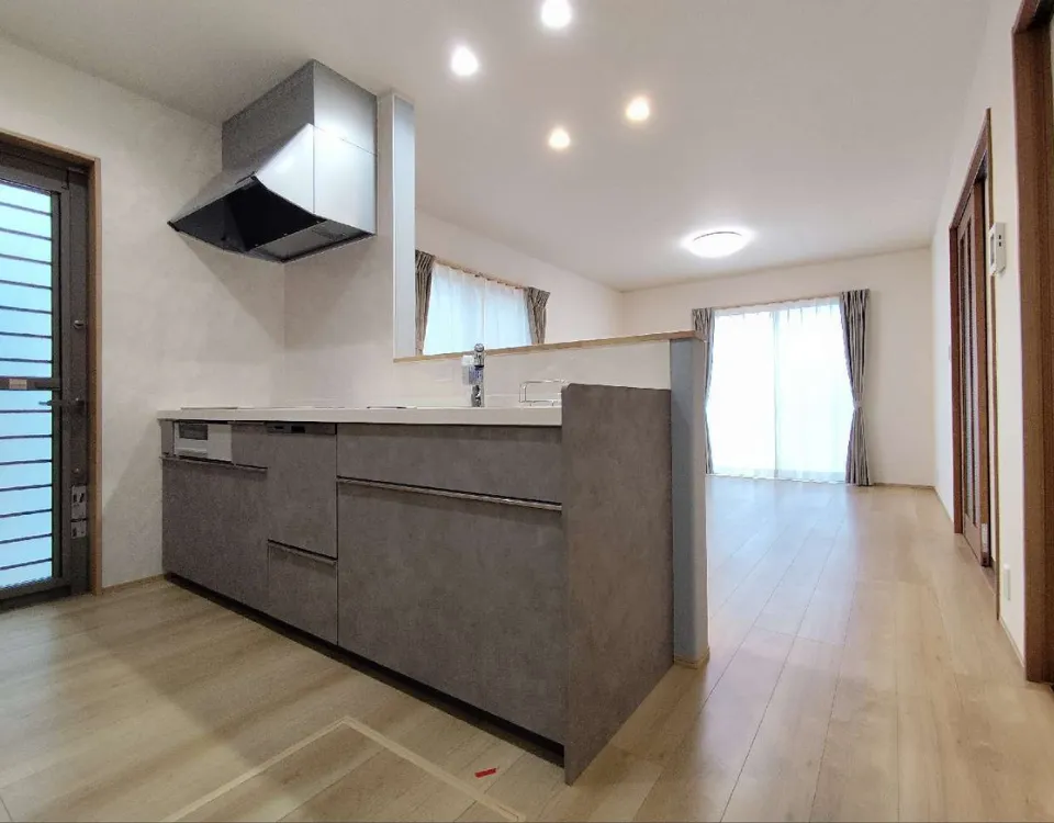 LDKからも寝室からも。生活の中心に「水回り」を据えたストレスフリーな平屋