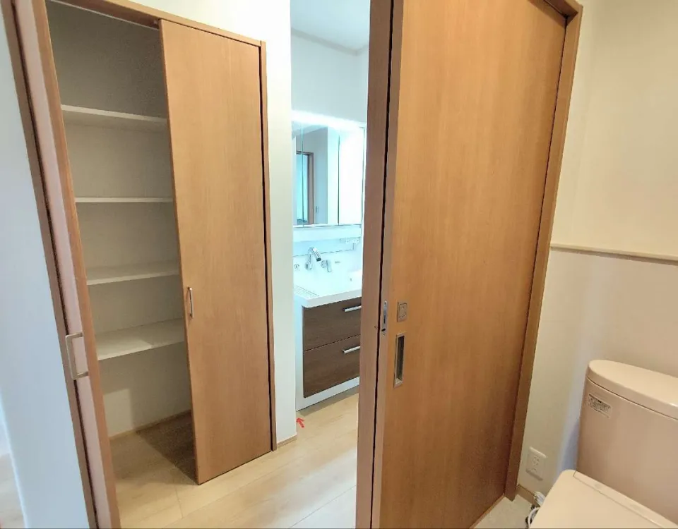 LDKからも寝室からも。生活の中心に「水回り」を据えたストレスフリーな平屋