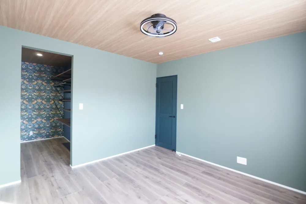 樹々の温もりと、名作のデザインに包まれる主寝室