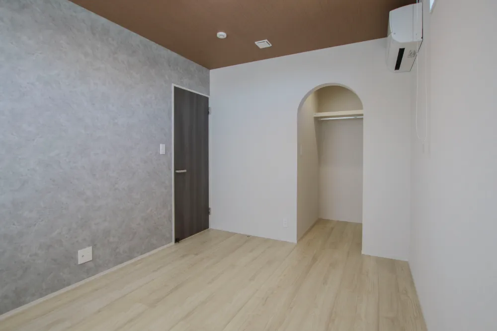 安眠を誘う寝室のアーチデザイン