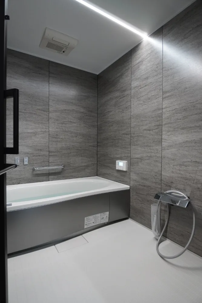 光のラインが彩るバスルーム