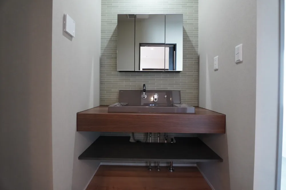 毎日に彩りを添える、造作風の洗面台