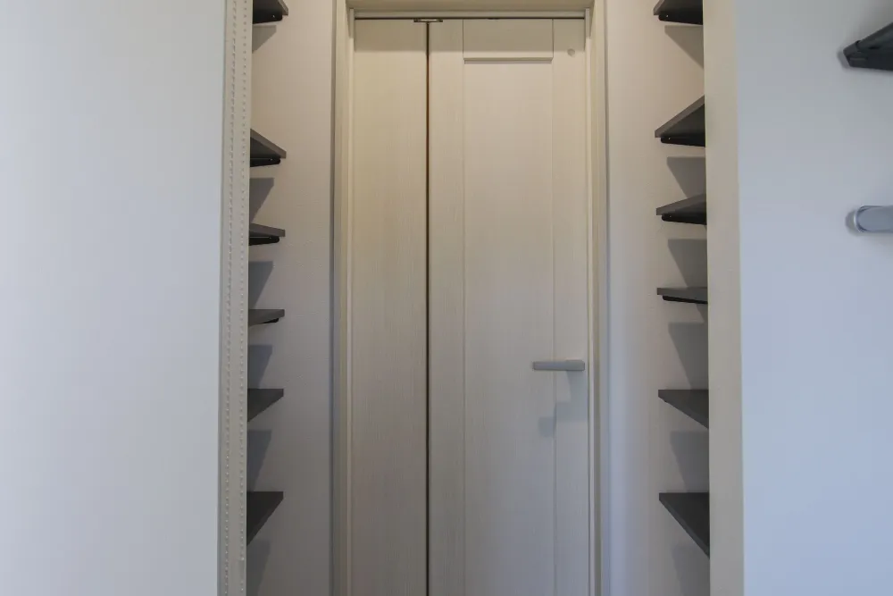 買い物袋もそのまま収納。魔法の「通り抜け」動線