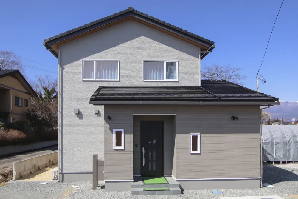 街に溶け込む上質な質感の外観