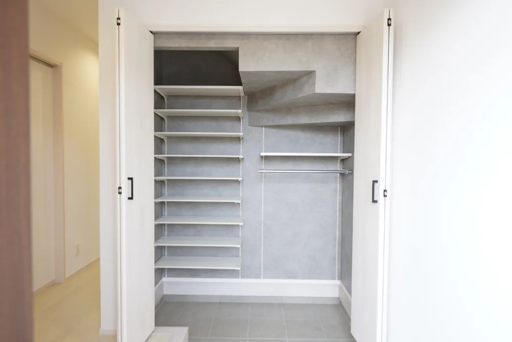 デッドスペースを活かしたシューズクローク