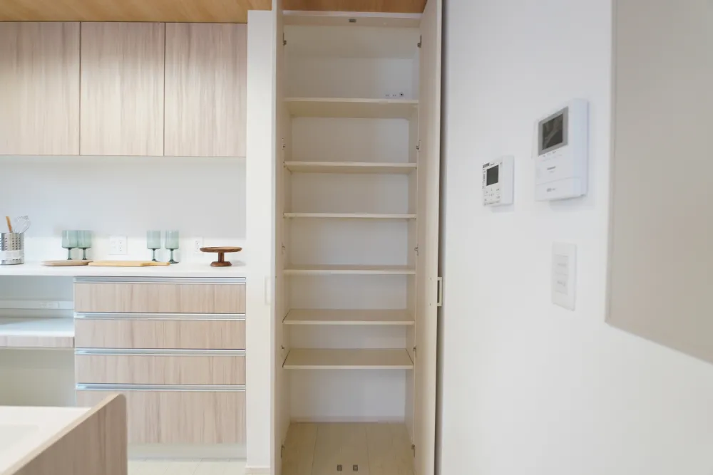 キッチン家電などを収納できる食品庫